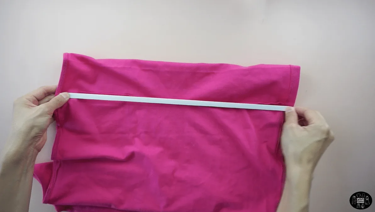 Stretch the elastic until the hemline and topstitch along the side seam.