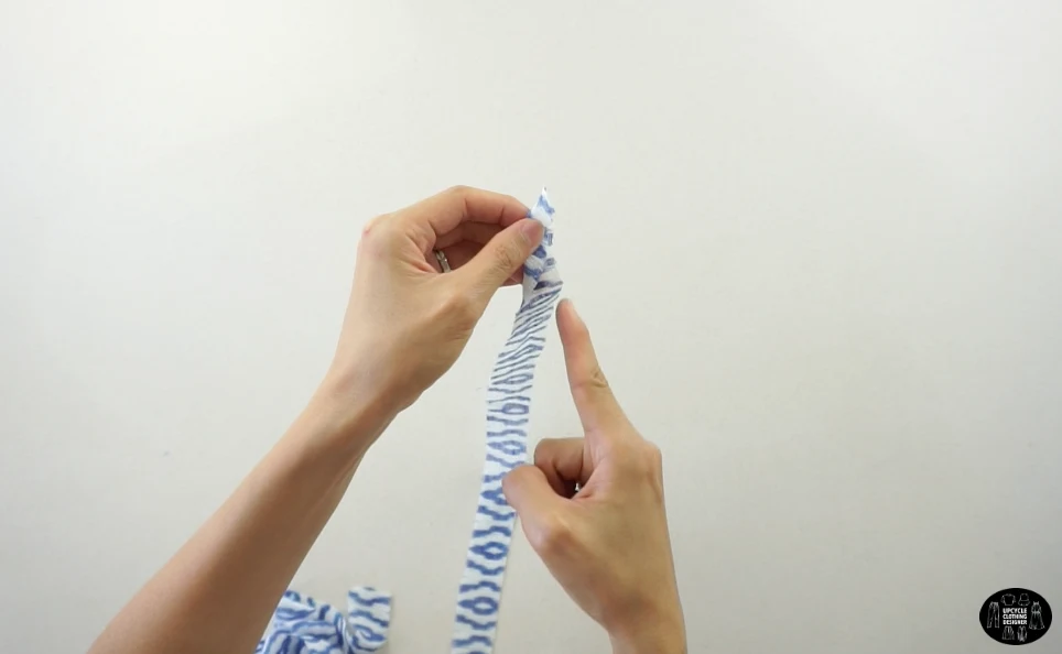 Fold the straps in half lengthwise, and straight stitch along the edge. 