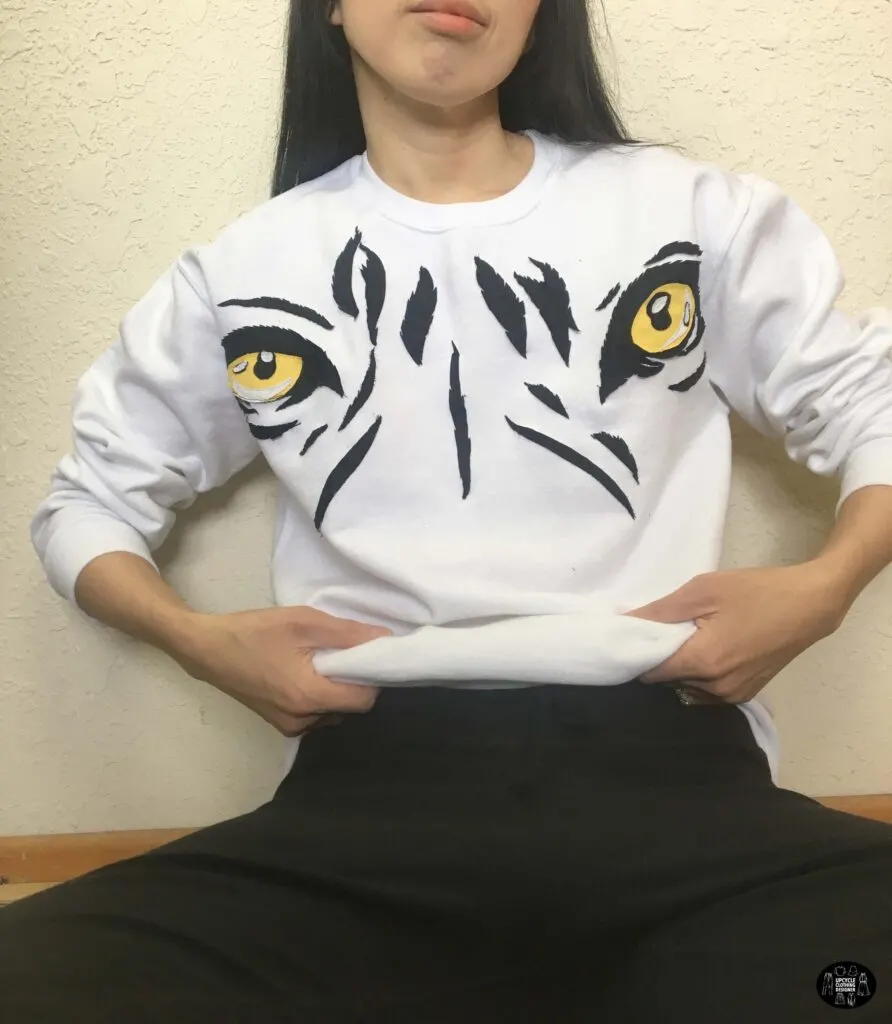 Tiger graphic applique oversized sweatshirt front view Tiger graphic applique oversized sweatshirt front view