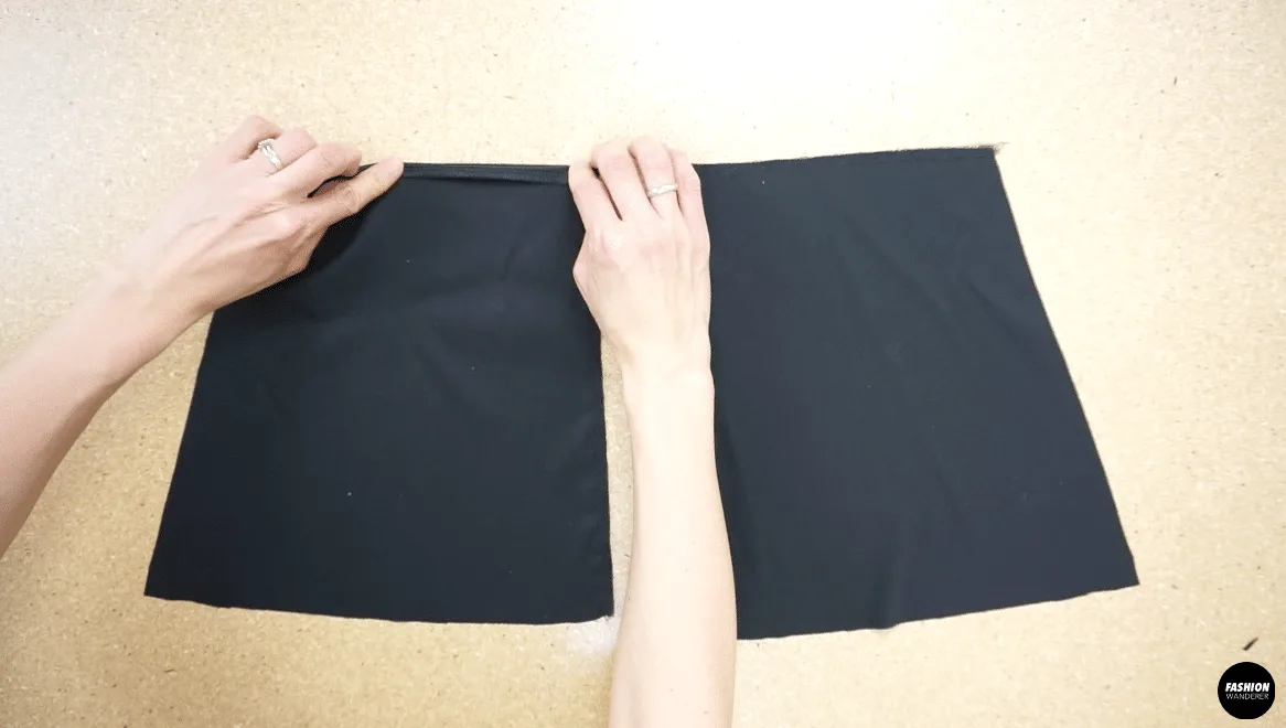 Fold the back neckline, and close the edge with topstitch.