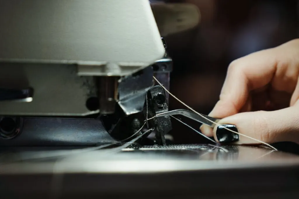 threading needle on sewing machine threading needle on sewing machine