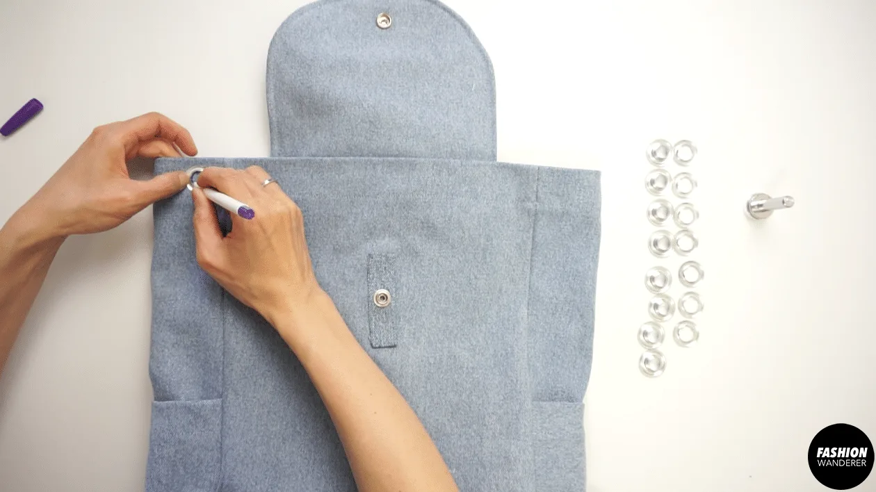 To attach the grommets to the bag opening, use eyelet inside hole to mark the position along the opening of the bag.
