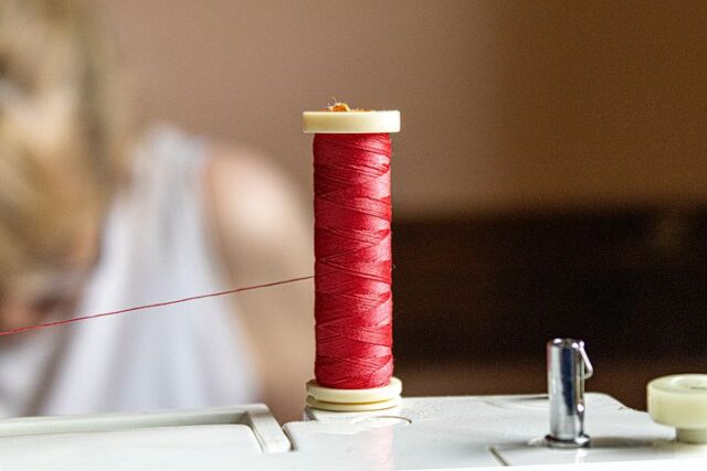 How to Thread a Sewing Machine Needle Easily – Fashion Wanderer