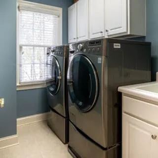 Samsung washing mashine and dryer in the room