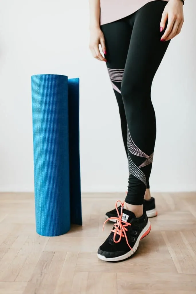 black yoga leggings next to yoga mat