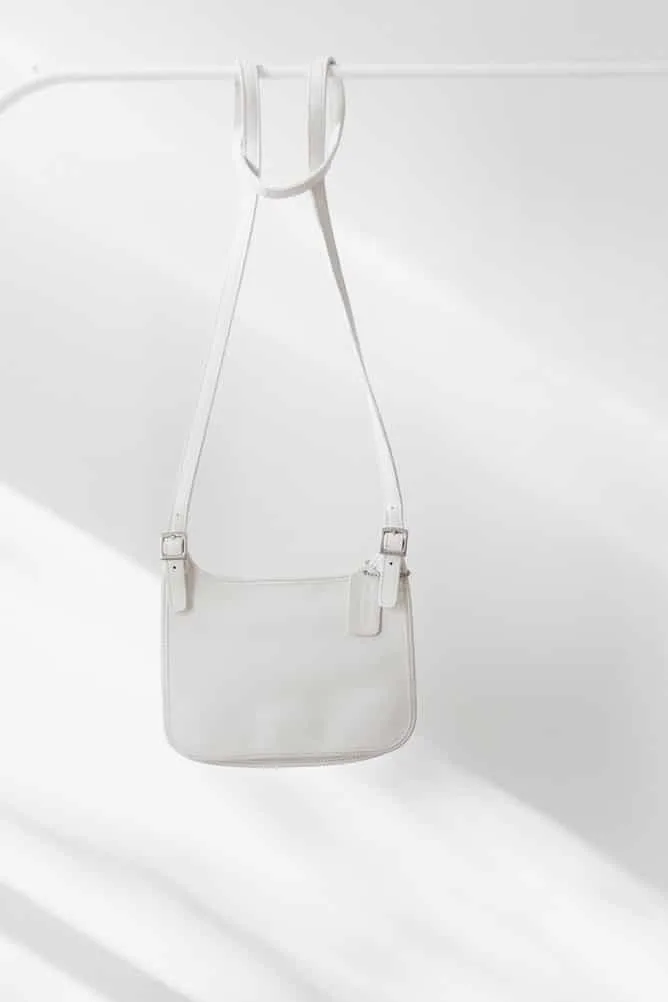 https://fashionwanderer.com/wp-content/uploads/2021/03/white-leather-bag.jpeg.webp