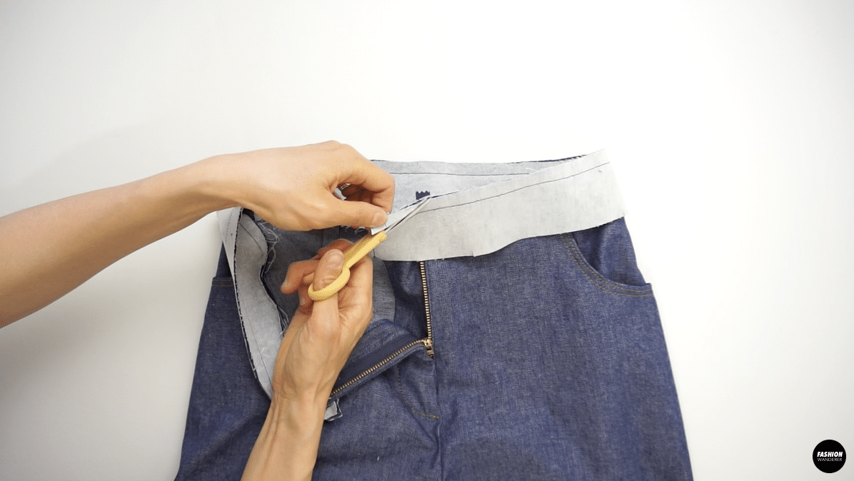 Trim down at the corner of the waistband on both sides.