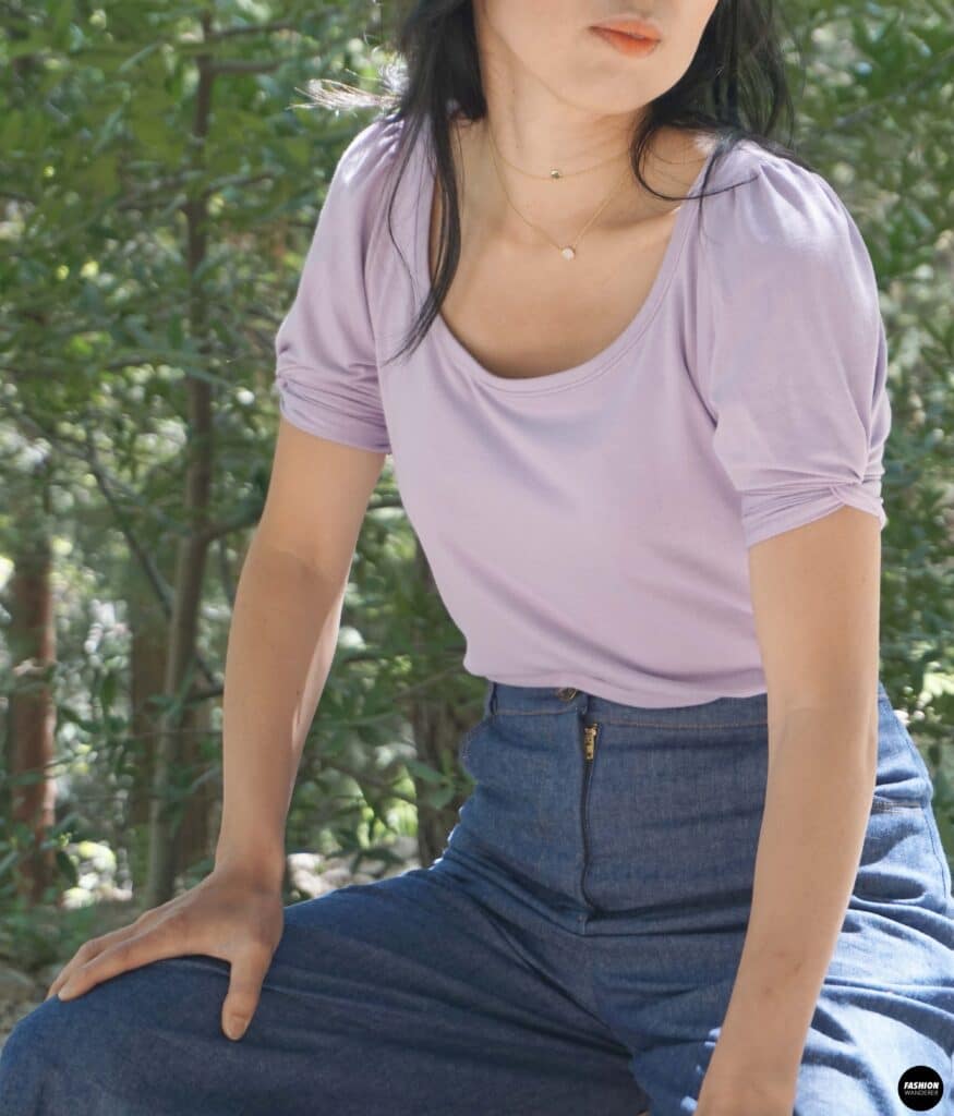Everly t-shirt seated side view Everly t-shirt seated side view