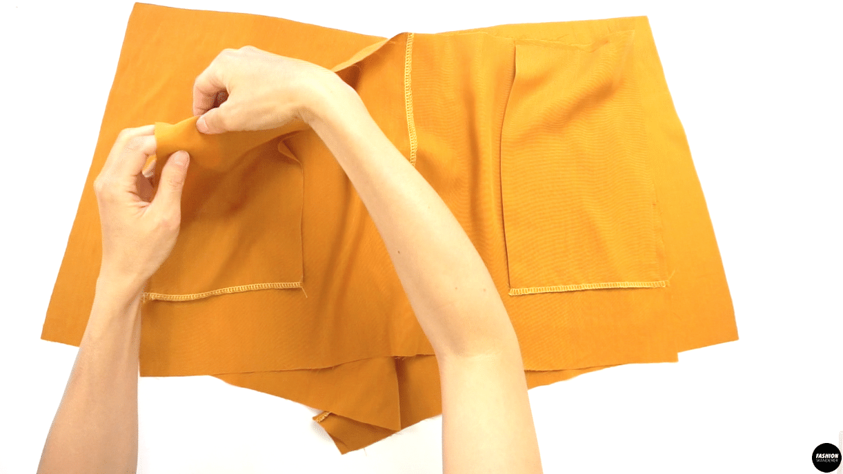 Place the right side of the Front Shorts and Back Shorts facing each other and sew ⅜” width along seam allowance, then finish with overlock stitch. Open the shorts and press the seam toward the back.